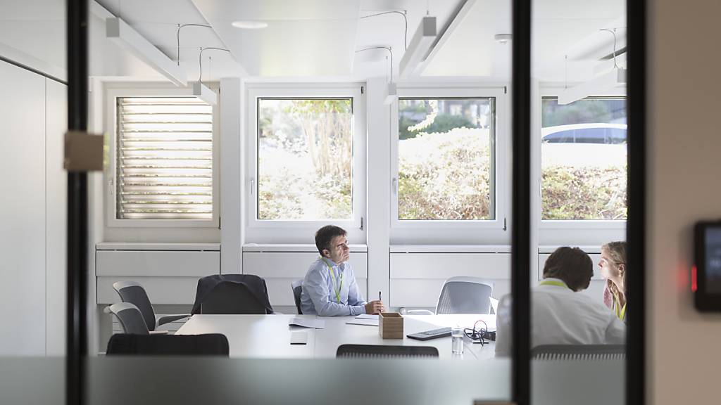 Angestellte in einem Büro des Personalvermittlers Adecco in Zürich. (Archivbild)