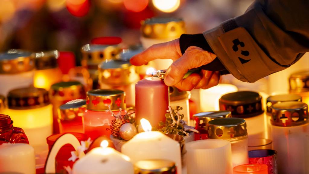 Dreieinhalb Tage nach der Brandkatastrophe von Crans-Montana im Wallis sind am Sonntagabend alle 40 Todesopfer identifiziert.