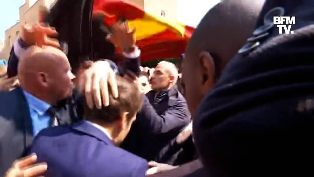 Passanten bewerfen Emmanuel Macron mit Tomaten