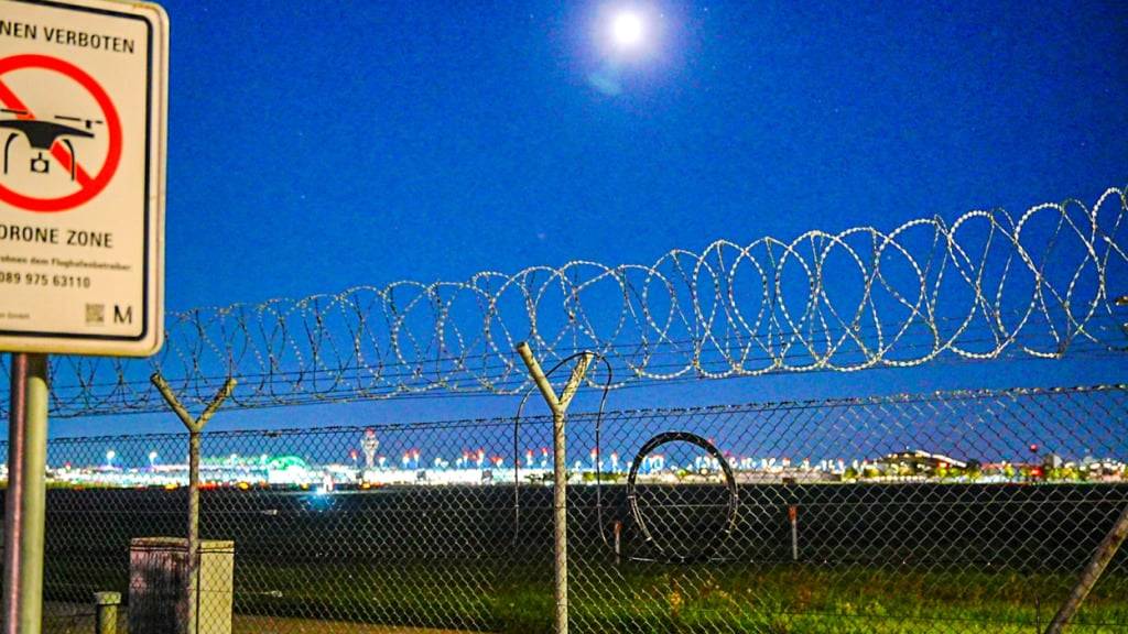 Der Flughafen München hat am Abend wegen möglicher neuer Drohnen-Sichtungen erneut den Betrieb vorsorglich eingestellt. (Archivbild)