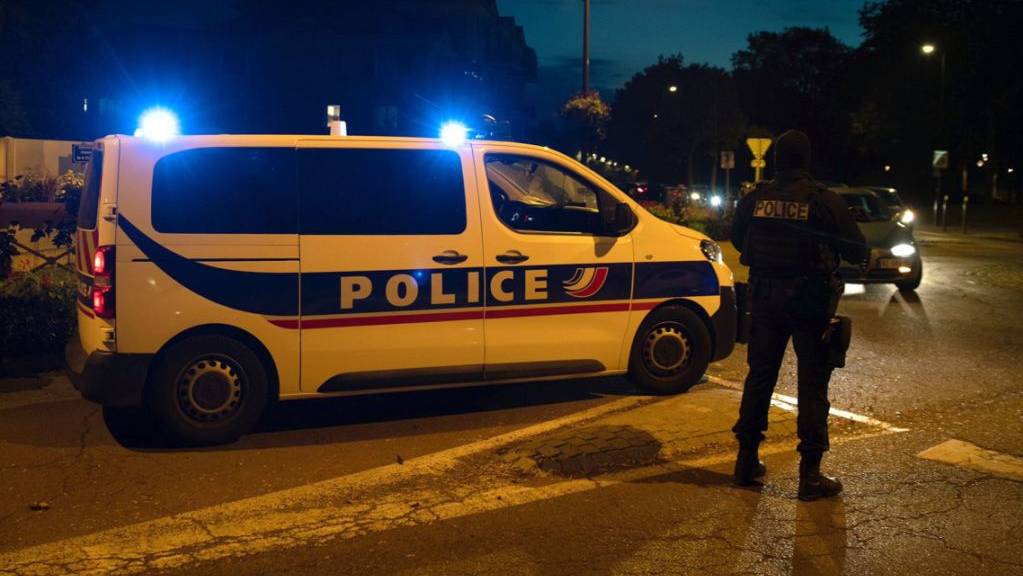Polizisten ermitteln am Tatort nahe Paris. Foto: Abdulmonam Eassa/AFP/dpa