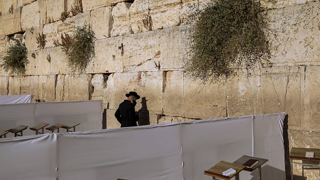 Ein Mann betet in einem abgetrennten Bereich an der Klagemauer in Jerusalem. Foto: Oded Balilty/AP/dpa