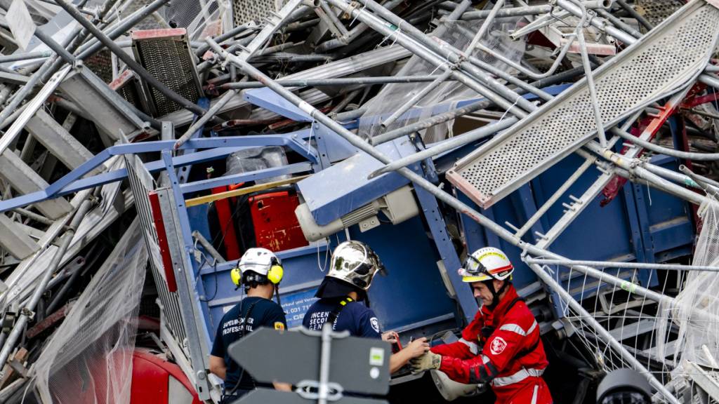 Rettungskräfte am 12. Juli 2024 nach dem Einsturz des Baugerüsts in Prilly VD. (Archivbild)