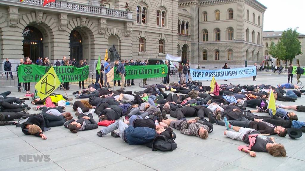 Klimaaktivisten inszenieren Massensterben vor dem Bundeshaus