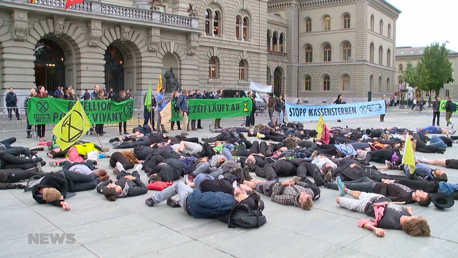 Klimaaktivisten Inszenieren Massensterben Vor Dem Bundeshaus | TeleBaern