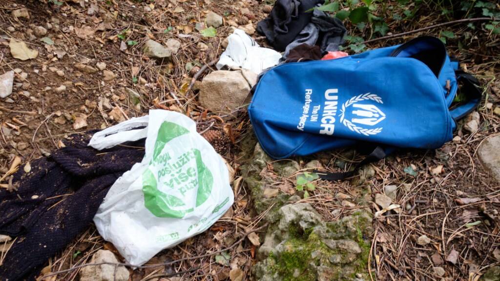 ARCHIV - Kleidung und Gegenstände wurden nahe Triest von Migranten im Wald zurückgelassen. (Archivbild) Foto: Mauro Scrobogna/LaPresse via ZUMA Press/dpa