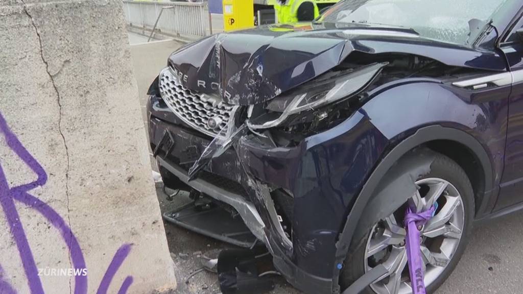 Drei Verletzte in Zürich: Auto erfasst Töff und Velo beim Bahnhof Selnau