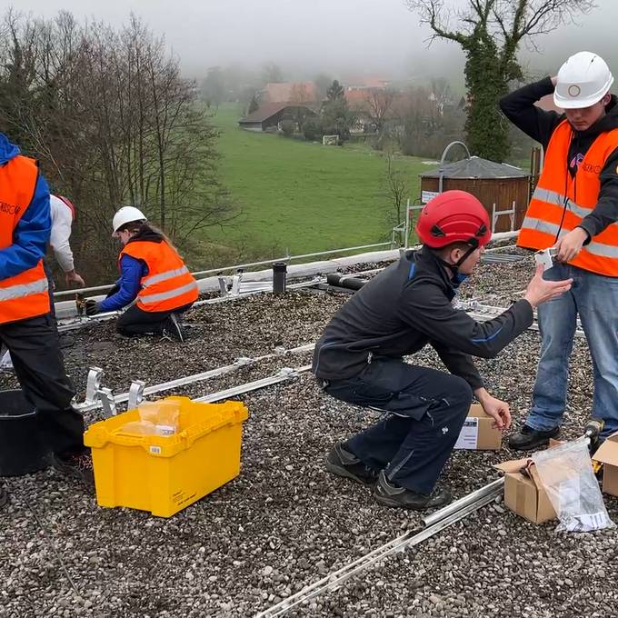 Schülerinnen und Schüler montieren Solarpanels