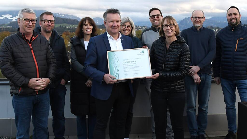 Der Emmer Gemeinderat Andreas Roos und Mitarbeitende der Gemeinde freuen sich über die Auszeichnung zur «Grünstadt Schweiz».