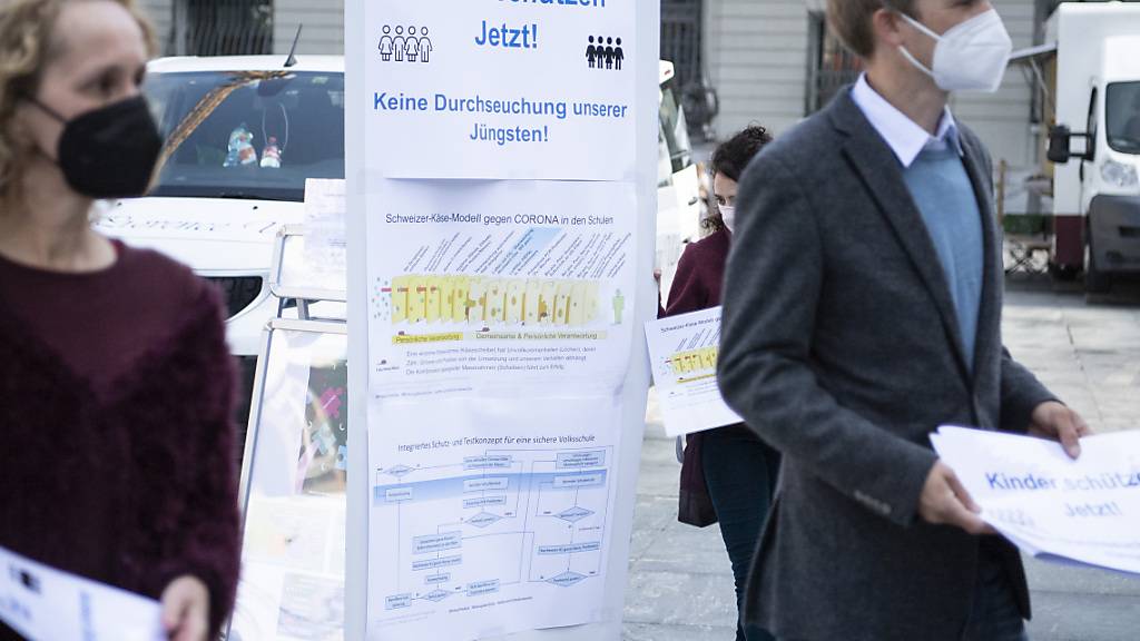 Vertreterinnen und Vertreter von «Kinder schützen - jetzt!» am Dienstag auf dem Bundesplatz in Bern. Sie verlangen, dass Kinder besser gegen das Coronavirus geschützt werden.