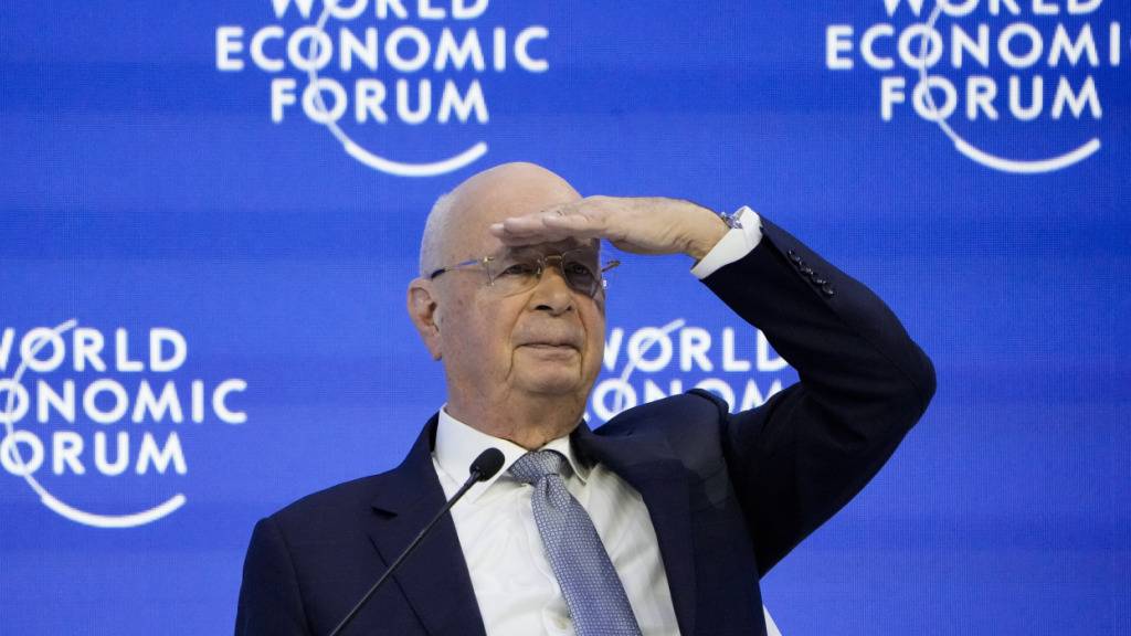 Blickt auch mit bald 88 Jahren immer noch in die Zukunft: WEF-Gründer Klaus Schwab. Damit das Weltwirtschaftsforum in der Schweiz bleibt, soll das Grundstück des Hauptsitzes in Cologny bei Genf in öffentliche Hand übergehen - mit lebenslangem Nutzungsrecht für das Forum. (Archivbild)