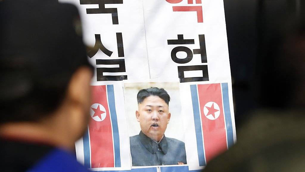 Südkoreaner betrachten ein Bild des nordkoreanischen Machthabers Kim Jong Un. Nordkorea hat eine Million Flugblätter über die Grenze nach Südkorea geschickt. (Archiv)