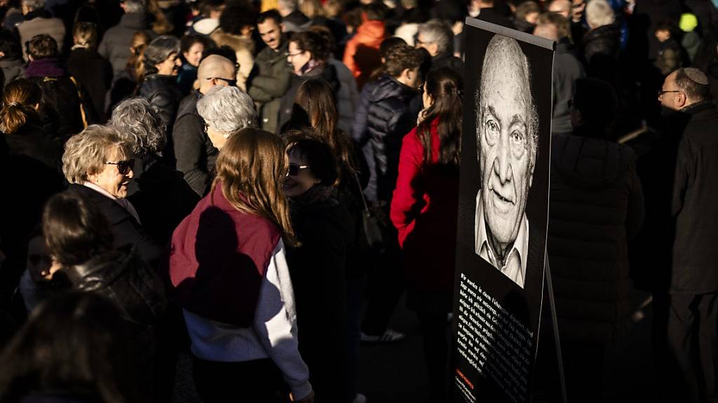 An der Mahnwache wurden Porträts von Schweizer Holocaust-Überlebenden gezeigt: Hier Eduard Kornfeld.