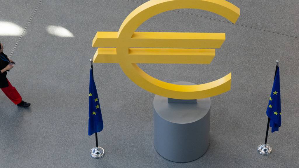 Die Europäische Zentralbank (EZB) strafft die Geldpolitik im Kampf gegen die Inflation weiter: Die Euro-Währungshüter haben zum zweiten Mal in diesem Jahr den Leitzins um 0,25 Prozentpunkte erhöht. (Archivbild)