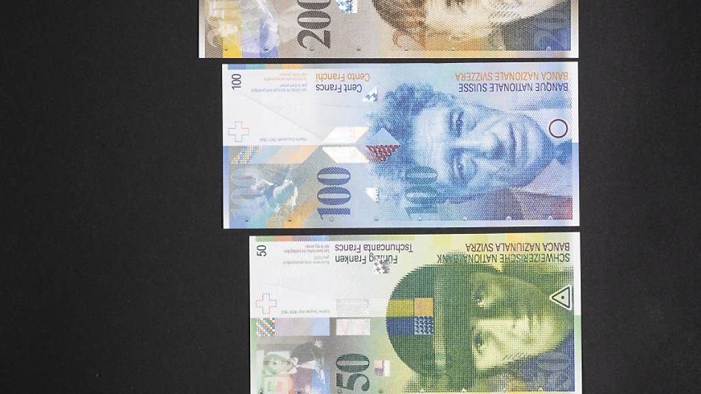 Nach der Ausgabe der neuen Banknoten will die Schweizerische Nationalbank (SNB) nun die vorherige achte Banknotenserie im nächsten Jahr aus dem Verkehr ziehen. (Archivbild)