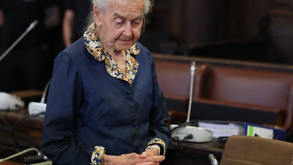 dpatopbilder - Ursula Haverbeck wartet im Gerichtssaal des Hamburger Landgerichts auf das Urteil im Berufungsverfahren um die Holocaust-Leugnerin. Die 95-Jährige war 2015 vom Amtsgericht Hamburg zu zehn Monaten Gefängnis ohne Bewährung verurteilt worden. Dagegen hatte sie Berufung eingelegt. Foto: Ulrich Perrey/dpa