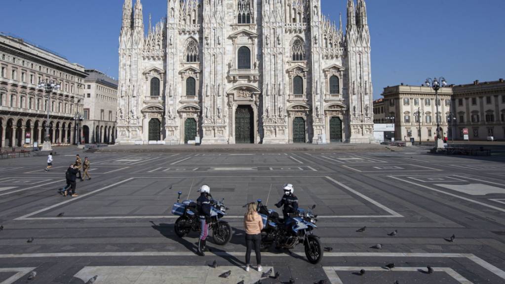 Italienische Polizisten kontrollieren das Areal rund um den Mailänder Dom. (Archivbild)