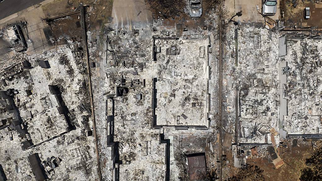 Häuser liegen nach einem verheerenden Waldbrand auf der Insel Maui in Schutt und Asche. Foto: Jae C. Hong/AP/dpa