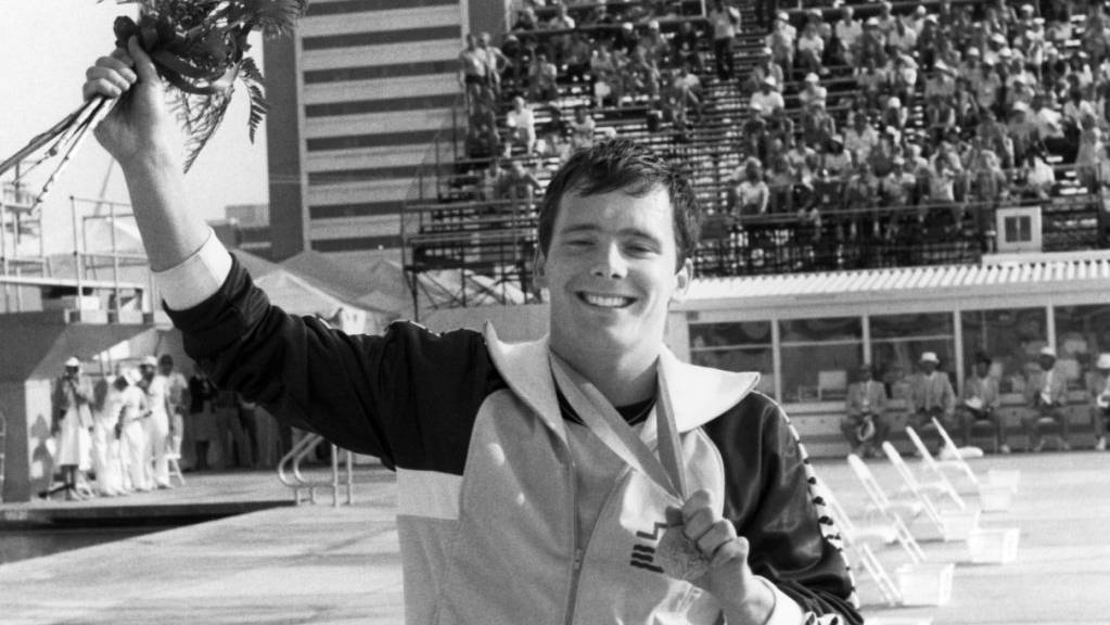 Der Bieler Schwimmer Etienne Dagon jubelt an den Olympischen Spielen 1984 in Los Angeles mit seiner Bronzemedaille