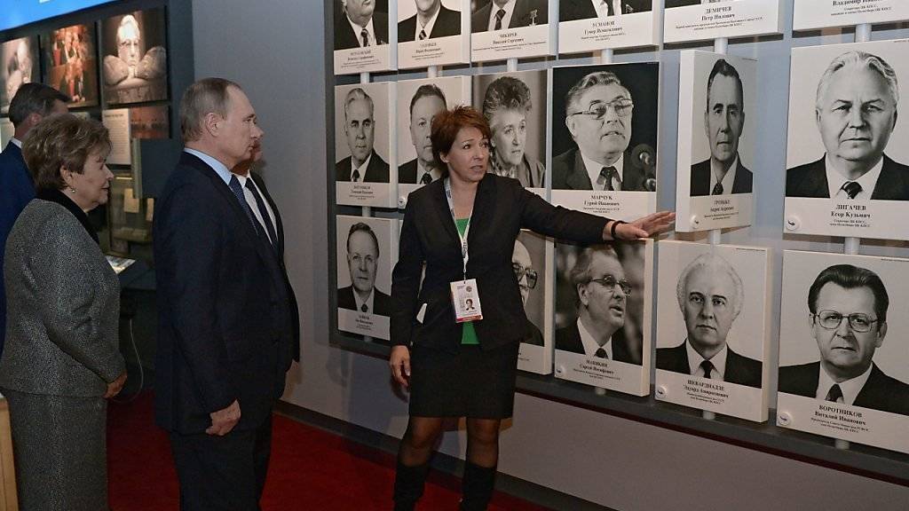 Der russische Präsident Wladimir Putin und die Witwe von Boris Jelzin, Naina, bei der Eröffnung des neuen Jelzin-Museums. Sie hören den Erklärungen von Jelzins Tochter Tatjana Jumasschewa (rechts) zu.
