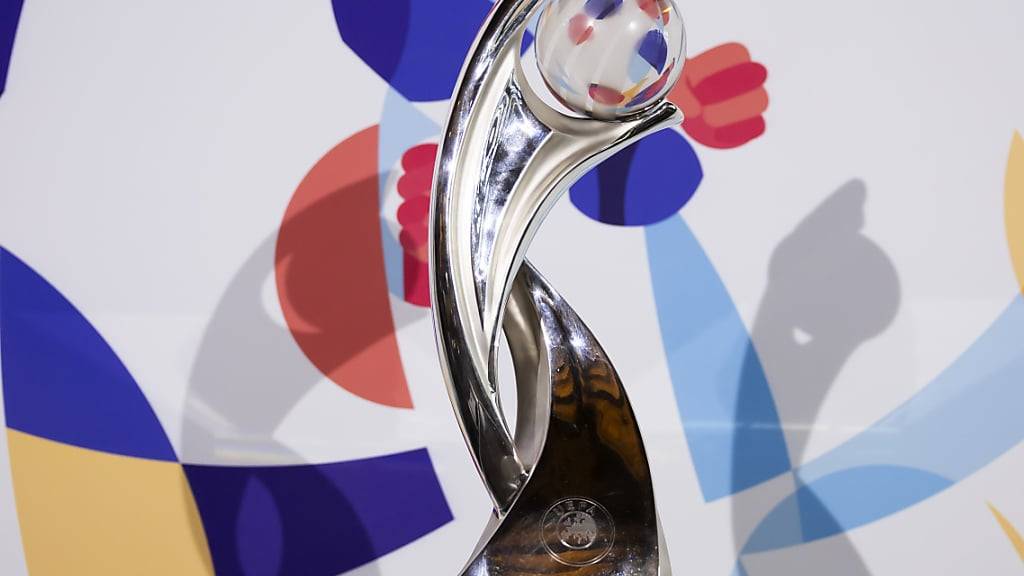 Um diesen Pokal wird ab Anfang Juli 2025 in acht Schweizer Städten gespielt. Der Ständerat will für die Frauenfussball-EM mehr Geld zur Verfügung stellen als der Bundesrat will. (Archivbild)