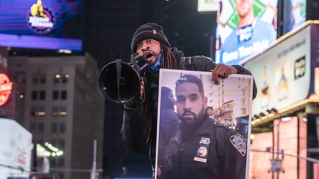 Ein Aktivist spricht zu Demonstranten, die sich zu einer Demonstration am Times Square versammeln. Eine kleine Gruppe von 20 Demonstranten marschiert nach der Bekanntgabe im Fall Jacob Blake. 