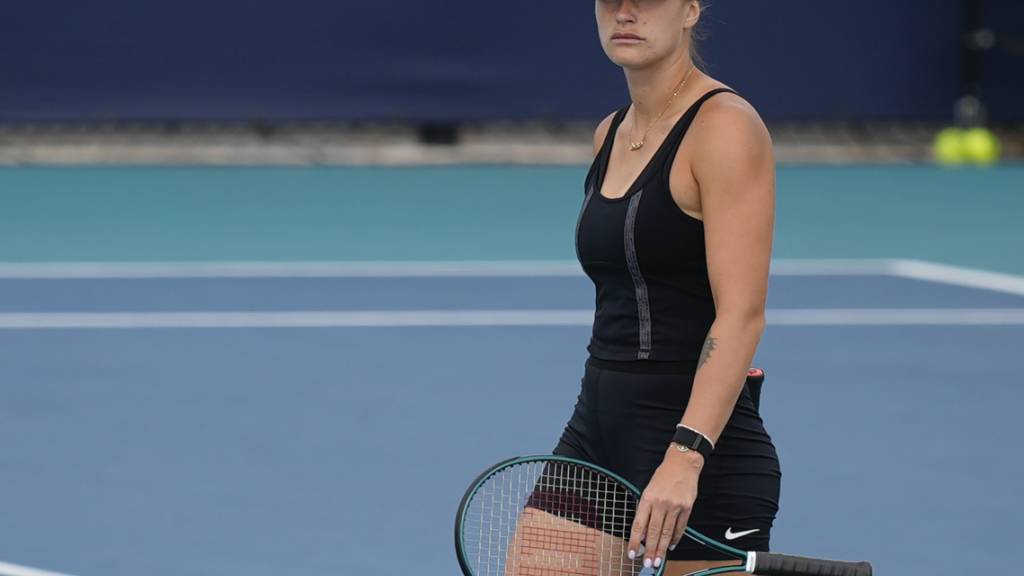 Sabalenka trauert, korrigiert und tritt an