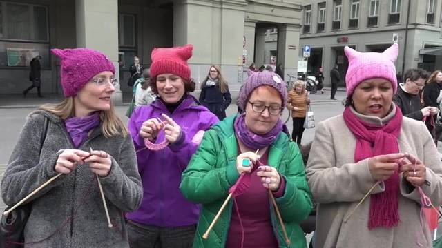 Frauen demonstrieren strickend für ihre Rechte