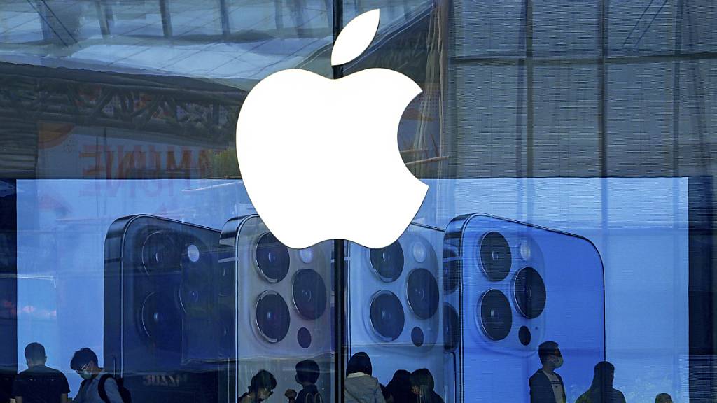Der Apple-Konzern akzeptiert das Urteil im App-Store-Prozess nicht: Kunden in einem Apple-Store in Peking. (Bild vom 28. September)