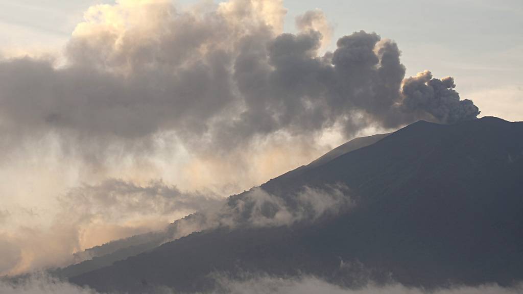 Wegen erhöhter Vulkanaktivität sind auf der indonesischen Insel Flores mehr als 2200 Menschen evakuiert worden. (Symbolbild)