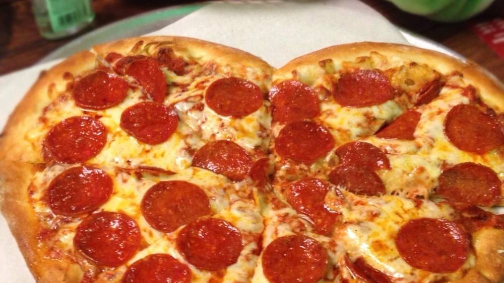 Backe eine herzförmige Pizza!
