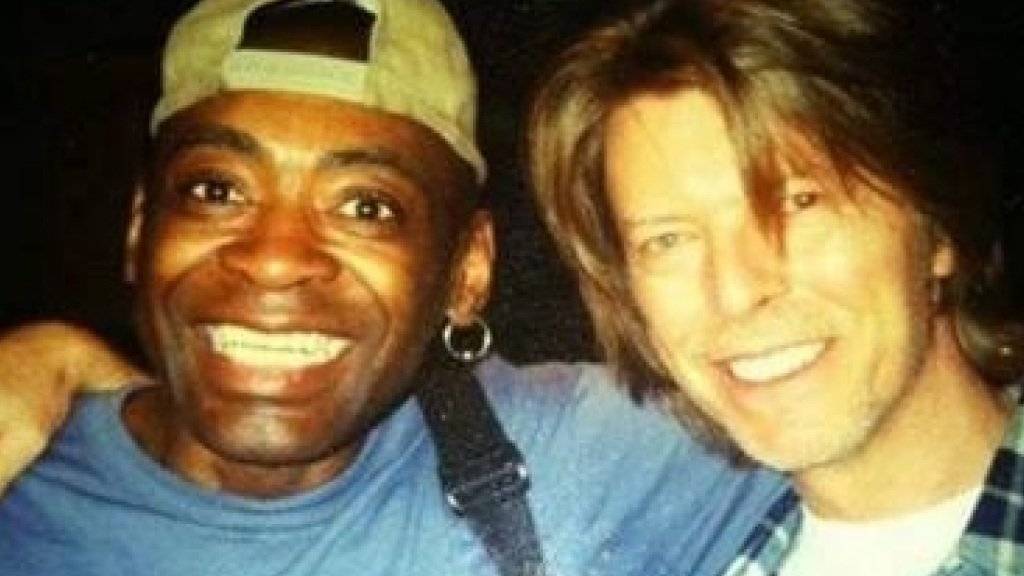 Drei Monate nach seinem Boss David Bowie (r) ist auch sein Drummer Dennis Davis (l) gestorben (Facebook Tony Visconti)