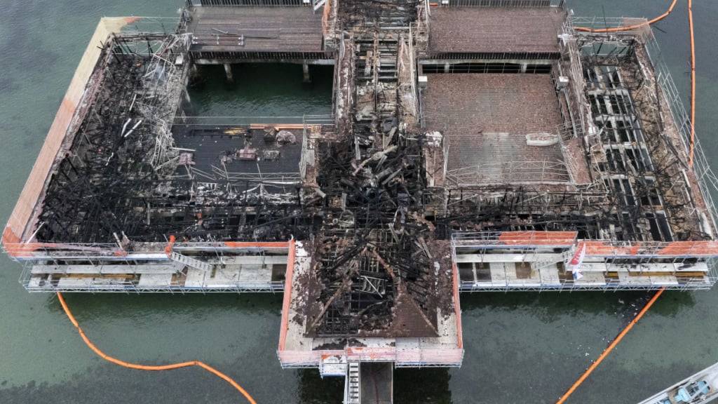Die beim Brand weitgehend zerstörte Badhütte soll wieder aufgebaut werden. (Archivaufnahme)