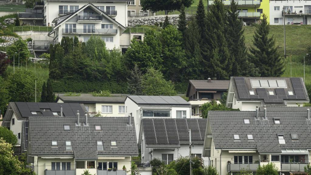 Die Preise für Wohneigentum sind in der Schweiz im vergangenen Jahr weiter gestiegen. Vor allem Einfamilienhäuser verteuerten sich.(Symbolbild)
