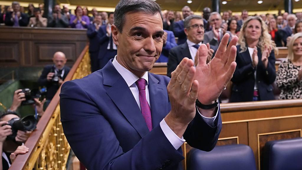 Pedro Sánchez hat im spanischen Parlament angesichts heftiger Spannungen wegen der Amnestie für katalanische Separatisten um Unterstützung für seine Wahl als neuer Regierungschef geworben. Foto: Manu Fernandez/AP/dpa