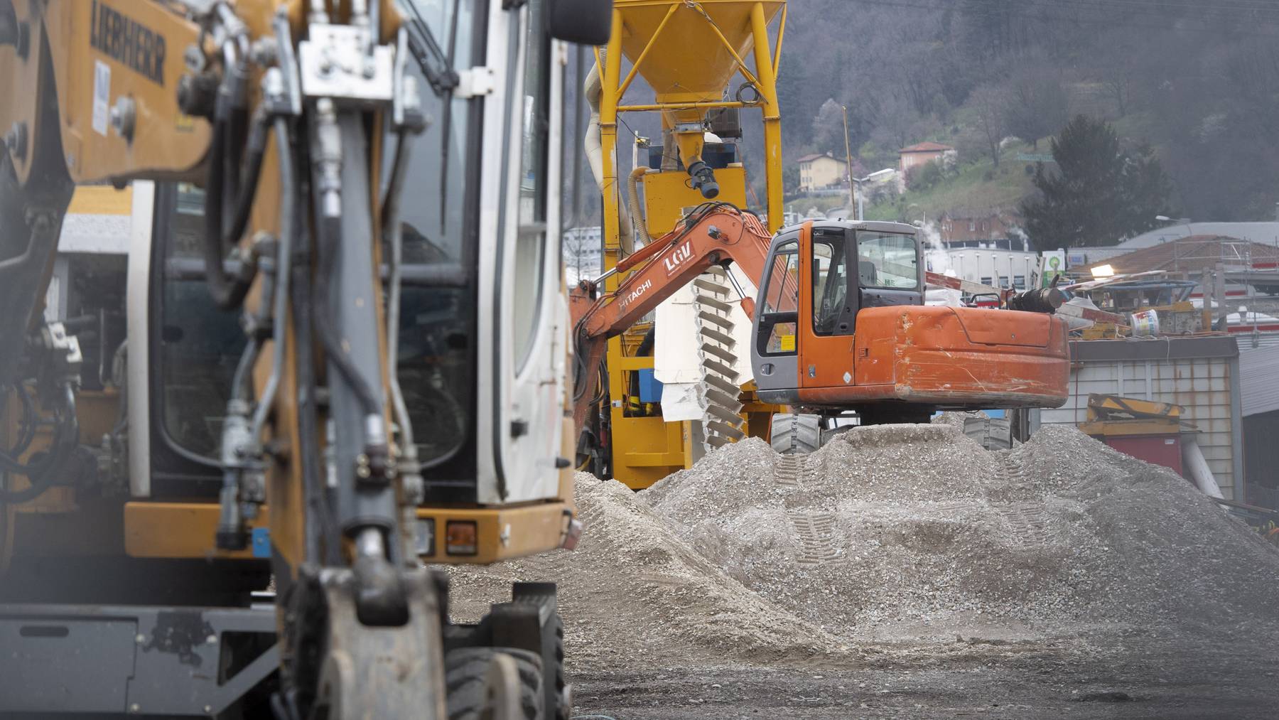 Ein Unternehmen auf einer Baustelle im Kanton Luzern hat am Montag die Arbeit einstellen müssen. (Symbolbild)
