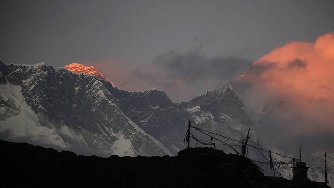 Touristen sitzen wegen schlechten Wetters beim Mount Everest fest
