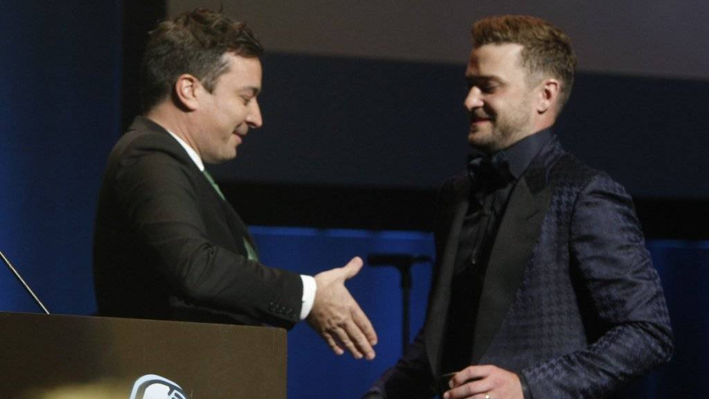 Da war die rechte Hand noch unversehrt: Jimmy Fallon (links) begrüsst Justin Timberlake Mitte Oktober in Memphis.