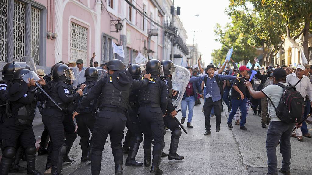 Die Polizei versucht, Anhänger des gewählten guatemaltekischen Präsidenten Arévalo zurückzuhalten, die vor dem Kongress in Guatemala-Stadt gegen eine Verzögerung des Beginns der Legislaturperiode protestieren. Foto: Santiago Billy/AP