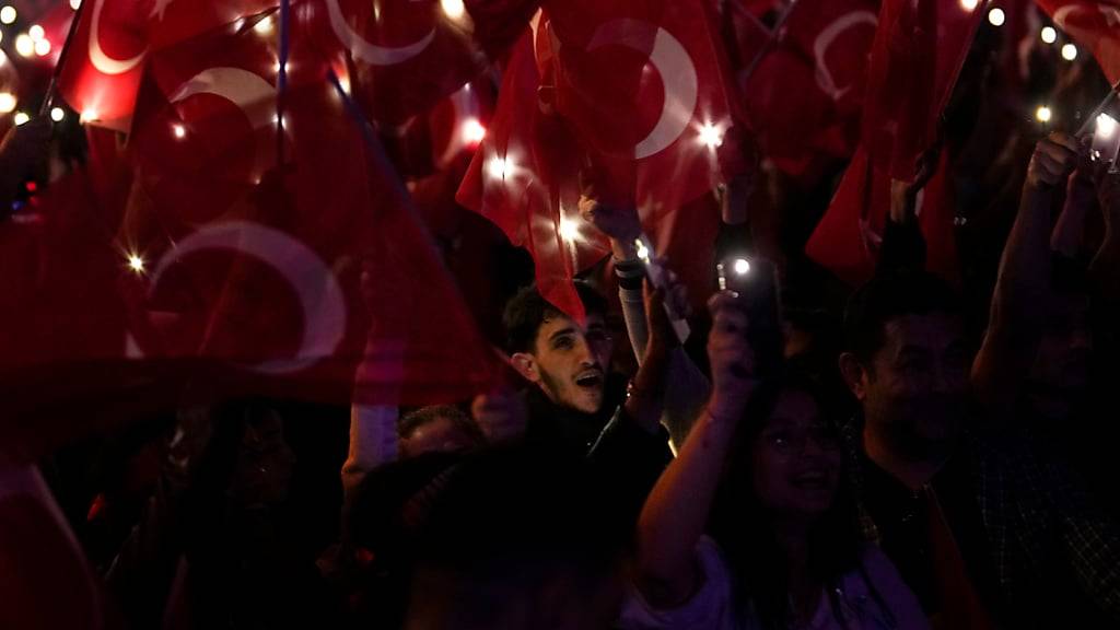 Anhänger der Republikanischen Volkspartei (CHP) versammeln sich zum Feiern vor dem Rathaus. Foto: Khalil Hamra/AP/dpa