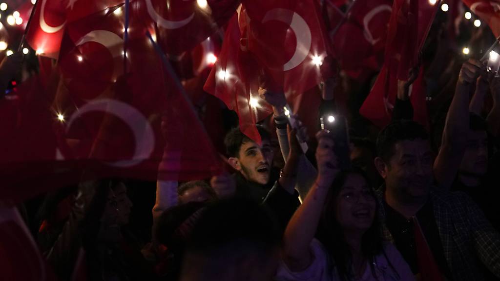 Anhänger der Republikanischen Volkspartei (CHP) versammeln sich zum Feiern vor dem Rathaus. Foto: Khalil Hamra/AP/dpa