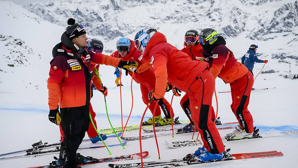 Der Schweizer Speed-Trainer Reto Nydegger unterhält sich mit seinen Schützlingen