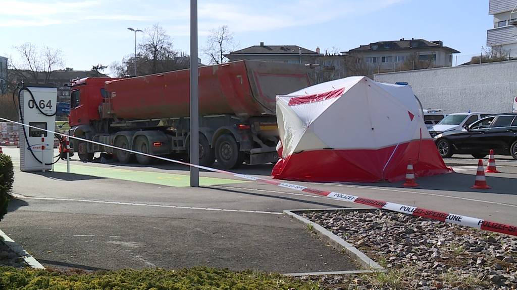 Fussgängerin (72) stirbt nach Zusammenstoss mit Lastwagen in Glattbrugg