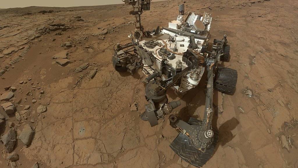 Der Rover Curiosity sammelt wieder Gesteinsproben auf dem Mars. Ein Nasa-Team hat monatelang daran gearbeitet, den Roboter wieder einsatzbereit zu machen. (Archivbild)