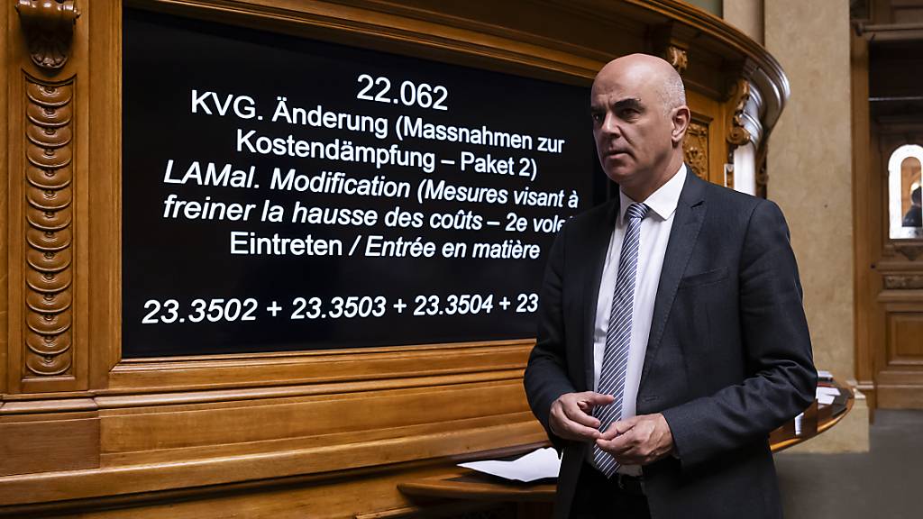 Das Parlament versucht, die Kostenentwicklung im Gesundheitswesen mit neuen Massnahmen zu dämpfen. Die Vorlage des Bundesrats, die Bundespräsident und Gesundheitsminister Alain Berset vertritt, wurde jedoch abgeschwächt.