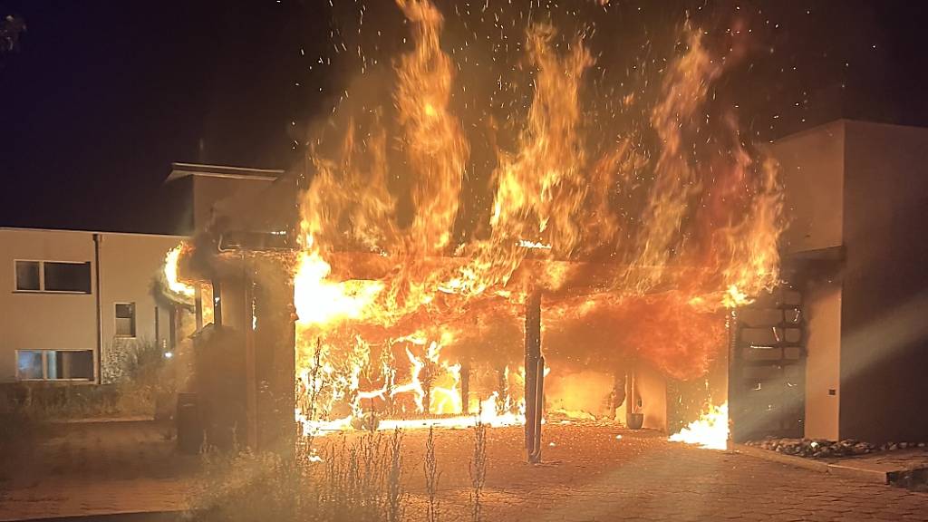 Fahrzeugunterstand in Luzern angezündet