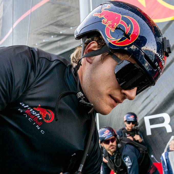 Skistar Marco Odermatt absolviert Segel-Training mit Alinghi