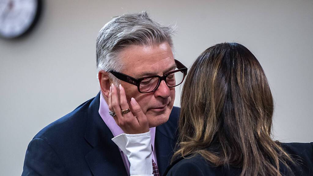 Hilaria Baldwin, die Frau von Schauspieler Alec Baldwin tröstet ihn, nachdem die Richterin das Verfahren gegen ihn wegen fahrlässiger Tötung im Zusammenhang mit den tödlichen Schüssen auf eine Kamerafrau während der Dreharbeiten zum Western «Rust» im Bezirksgericht von Santa Fe County in Santa Fe, New Mexiko, eingestellt hat. Foto: Eddie Moore/Albuquerque Journal via ZUMA/dpa