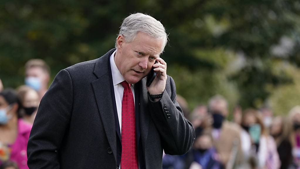 Mark Meadows, ehemaliger Stabschef im Weißen Haus, telefoniert auf dem Südrasen des Weißen Hauses.