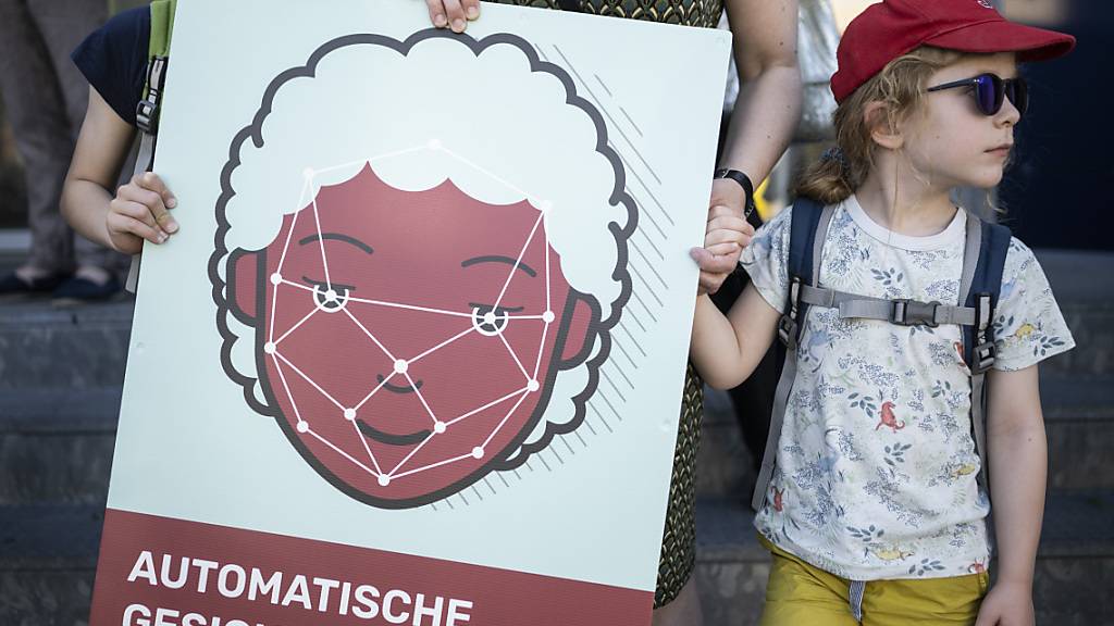 Die Mehrheit der Kandidatinnen und Kandidaten bei den eidgenössischen Wahlen lehnt die automatische Gesichtserkennung ab: Kinder bei der Übergabe der Petition «Gesichtserkennung stoppen» im Mai 2022. (Archivbild)